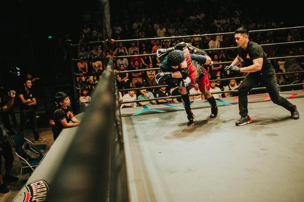 Comment améliorer la technique du coup de coude en boxe
